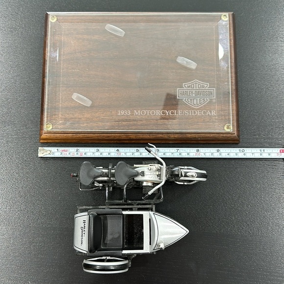 Harley-Davidson Rare Silver 1933 Motorcycle Sidecar Bank With Stand & Glass Base - Picture 12 of 13